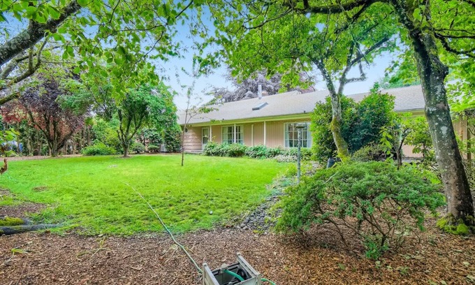 North Gresham House | Charming 2-bedroom single level house close to PDX, Edgefield and Mt Hood