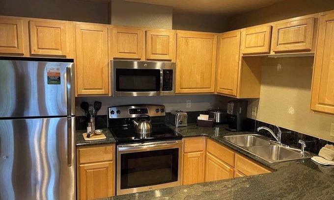 Four O'Clock Cabin | Charming 2-bedroom lodge with WiFi, ski-in and ski-out, walking distance to town