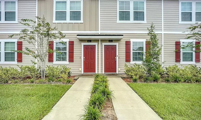 Arlington House | Charming 2-bedroom townhome in beautiful Jacksonville near beach and downtown.