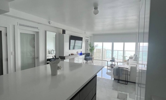 Mid Beach Apartment | Charming 2-bedroom apartment with WiFi and fitness room in marvelous Miami Beach
