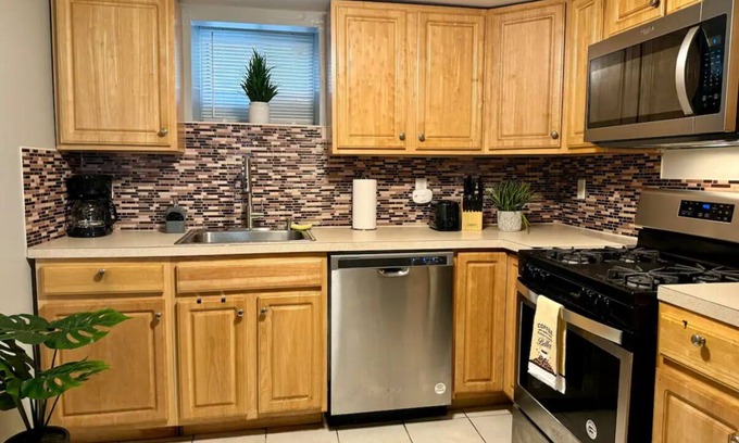 North Bergen Apartment | Charming 2-bedroom apartment with WiFi, Washer,Dryer,AC in North Bergen