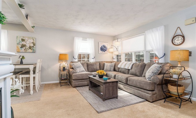 Terre Haute House | Charming 2-bedroom bungalow, pet friendly, King bed in Wonderful Terre Haute