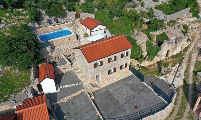 Prizna Villa | Charming 2-bedroom villa with AC, WiFi,swimming pool,view of the sea and islands