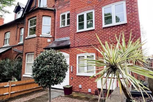 Twickenham Riverside Apartment | Charming 2BD in Twickenham Large Private Garden