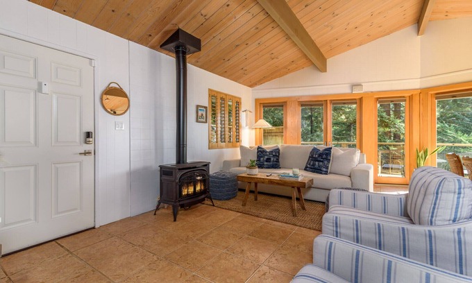 Anchor Bay House | Charming 3 BDR Bungalow Just 1 Min from the Coast! 5 Min to Downtown Gualala