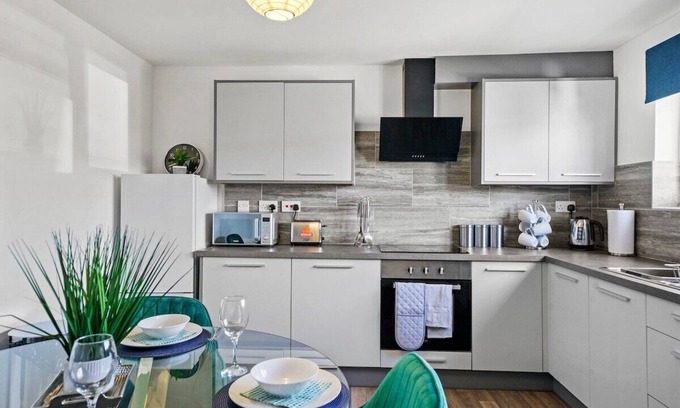 Peterborough House | Charming 3 Bed House in Peterborough with Parking