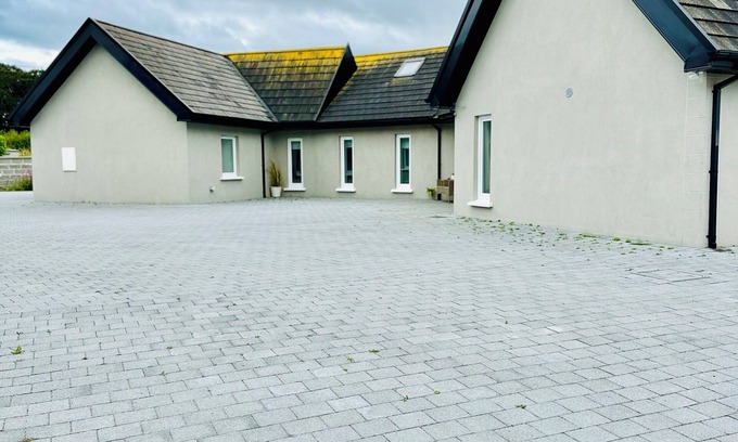 Monasterevin House | Charming 3-bedroom property with free WiFi and parking near Kildare village