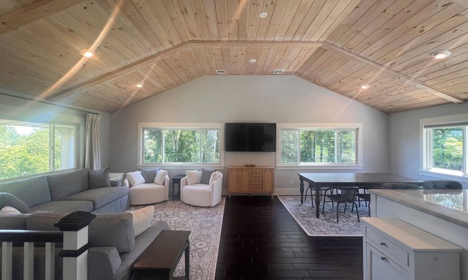 Saunderstown House | Charming 3-bedroom house in Plum Beach on a beautiful lot with WiFi and AC
