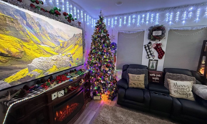 North Pole House | Charming 3-bedroom 2 bathroom house in enchanting North Pole, Christmas Theme!