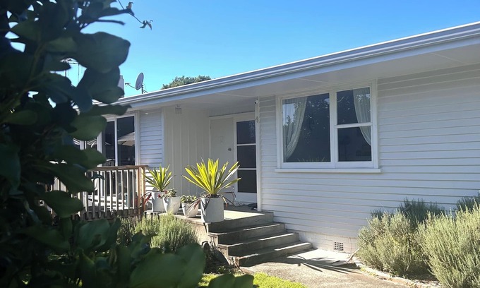 Otumoetai House | Charming 3-Bedroom Bungalow near CBD & the Mount