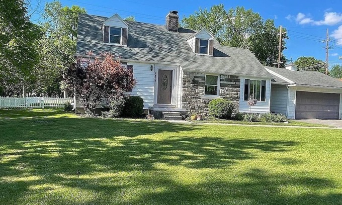 Grosse Ile Cottage | Charming 3-bedroom cottage on beautiful Grosse Ile Michigan -AC/Fitness/Parking