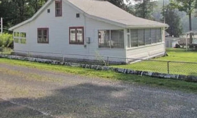 Windsor Cottage | Charming 3-bedroom cottage in Windsor.
