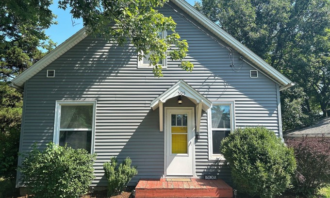 Eureka House | Charming 3-bedroom Cottage with AC, WiFi in lovely Eureka