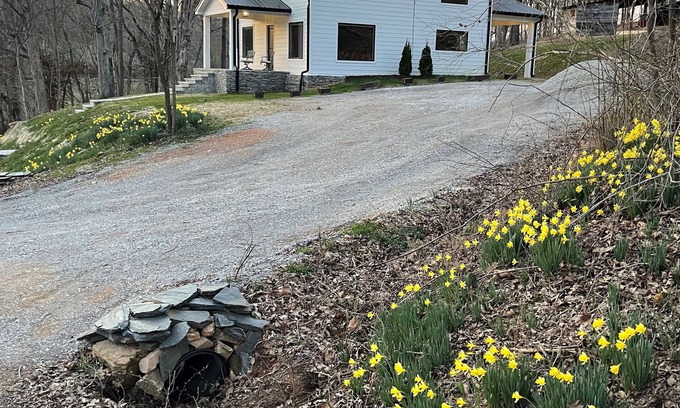 Charlotte Other | Charming 3-bedroom farmhouse with WiFi in Historic Charlotte, TN