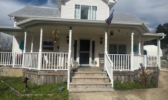 Hickman Other | Charming 3-bedroom farmhouse with AC, WiFi in Burns