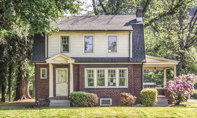 Loyalton House | Charming 3-bedroom house with WiFi, AC in serene Harrisburg