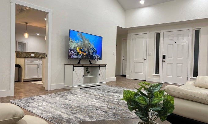 Southwestern Sacramento House | Charming 3-bedroom house with AC and WiFi in Sacramento