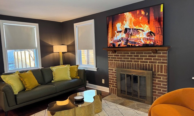 North Michigan Park House | Charming 3-bedroom house with WiFi and AC in Washington