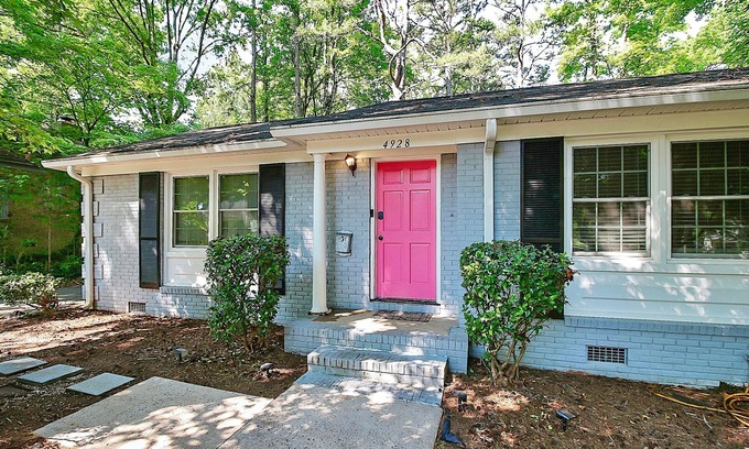 Charlotte House | Charming 3-bedroom house with Movie Theater Mins away from Uptown