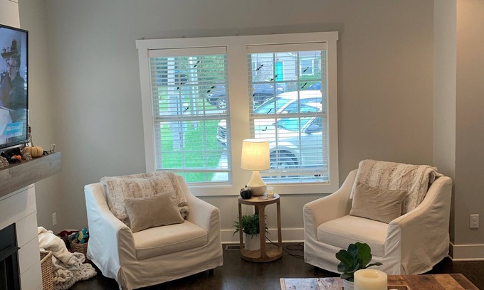 Nashville House | Charming 3 Bedroom House with Screened Porch (12 minute drive to Broadway)