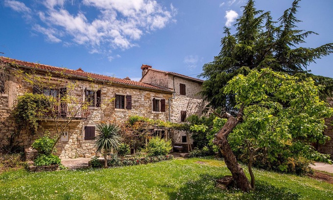 Buzet House | Charming 3-bedroom house with AC and WiFi in Sovinjak