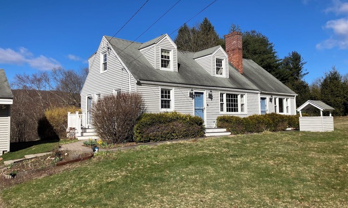 Woodbury House | Charming 3-bedroom house with WiFi, AC and salt water pool