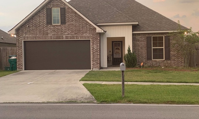 Crown Point House | Charming 3-bedroom house with AC 15 minutes outside the city.