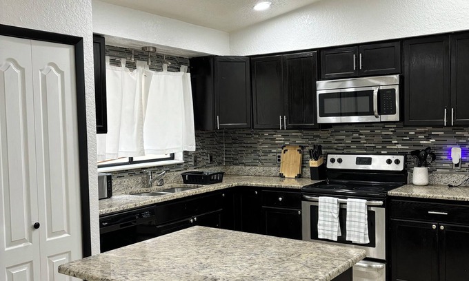 Lockhart House | Charming 3-bedroom house in fantastic Orlando with AC, WiFi