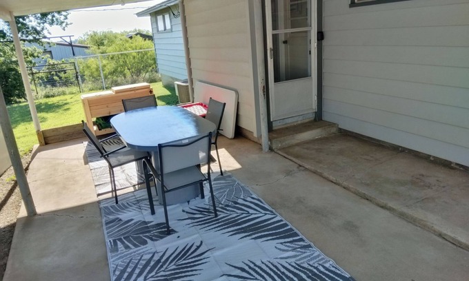 Seymour House | Charming 3-bedroom house with WiFi, AC in Seymour close to famous museum.