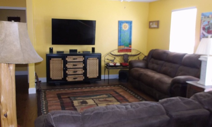 Dayton House | Charming 3-bedroom house with WiFi ,in pleasant Dayton, Tn. Nice view from porch