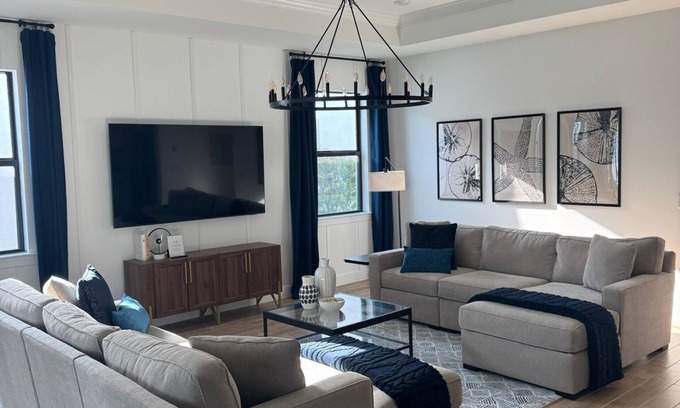 Estero House | Charming 3-bedroom house with pool, spa, & outdoor kitchen