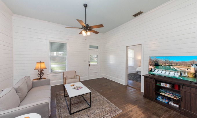 Luling House | Charming 3-bedroom house with AC and WiFi in fabulous Luling