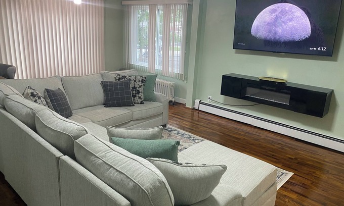 Queens House | Charming 3-bedroom house in Queens with WiFi and AC