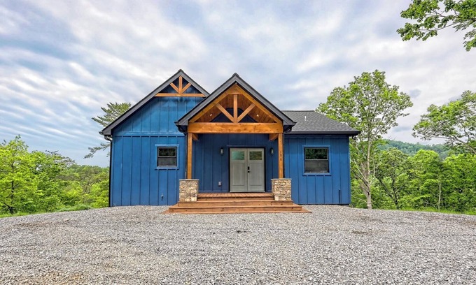 Hayesville Cabin | Charming 3 bedroom Riverside Cabin: WiFi, AC, & 3 Fireplaces in Hayesville, NC