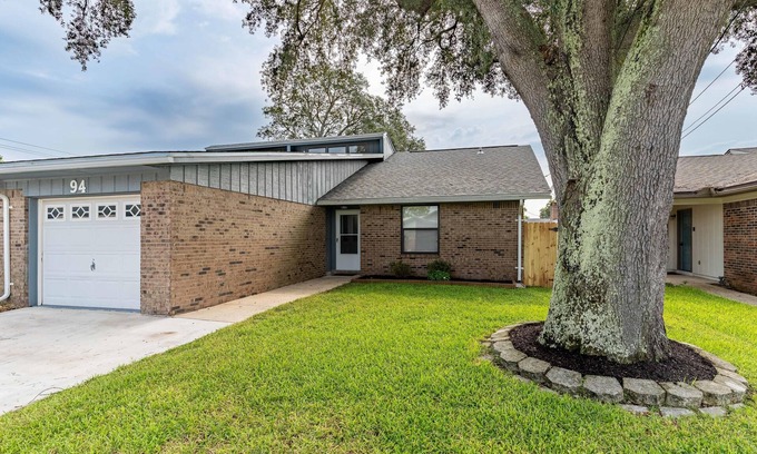 Shalimar House | Charming 3-bedroom townhome in Shalimar with WiFi