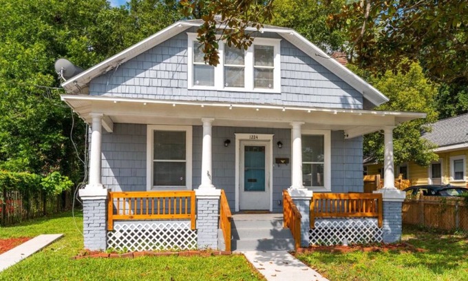 Riverside House | Charming 3-bedroom/3 bath house with WiFi & AC, walkable Riverside neighborhood