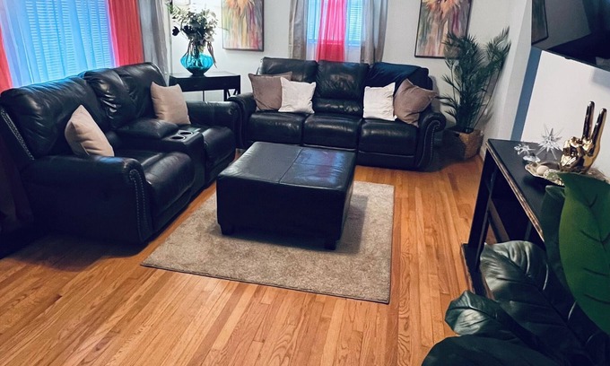 Jacksonville House | Charming 3-bedroom house in beautiful Jacksonville With WiFI & workspace.
