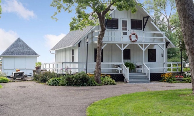 Independence Cabin | Charming 3 Bedroom lakehome steps from the beach!