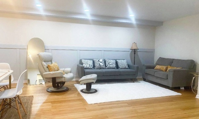 Oak Park House | Charming 3 beds 2 full baths close to Chicago downtown walking to trains