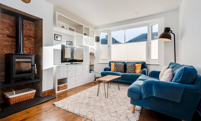 Oxford House | Charming 3 BR House - garden & parking Near CS Lewis park
