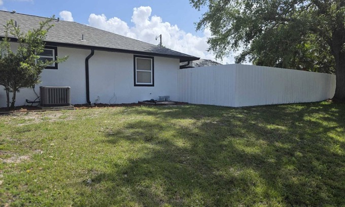 Port Saint Lucie House | Charming 3-br Poolhouse sleeps 15 near beaches, family games to keep night going