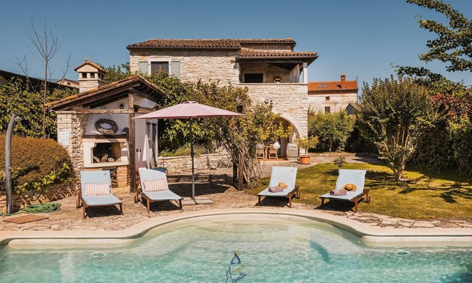 Tinjan Villa | Charming 3-BR villa for 6 with extra large pool and garden