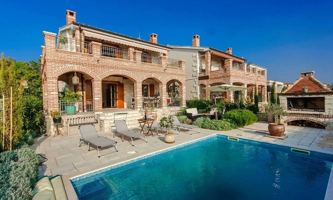 Vosteni Villa | Charming 3-BR Villa with pool close to the beach