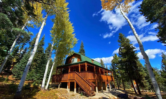 Duck Creek Village Cabin | Charming 3bd/3ba Cabin <1mi to Duck Creek Village!