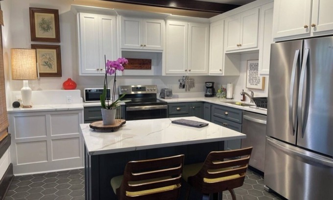 Sheffield House | Charming 3BR 2BA furnished pet-friendly house WiFi AC in downtown Sheffield AL