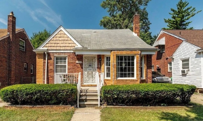 Detroit House | Charming 3br Detroit Bungalow Near Zoo, Stadiums, and Suburbs.