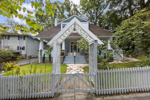 Midtown House | Charming 3br Near Piedmont Park Patio