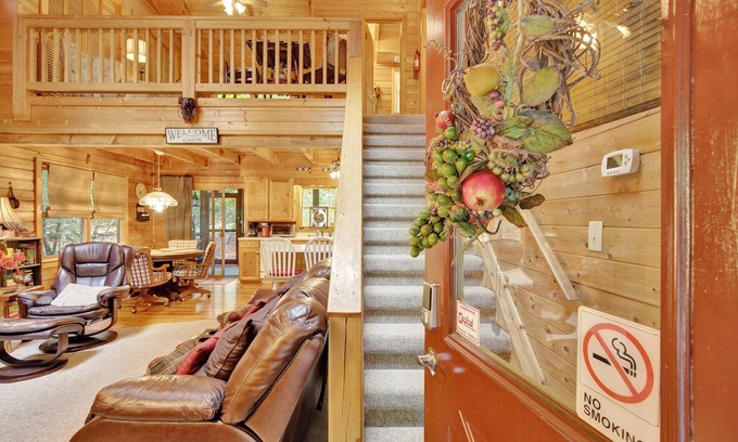 Pine Mountain Cabin | Charming 3BR+Open Loft Cabin W/Hot Tub In Pine Mt/Warm Spgs Near Callaway & FDR
