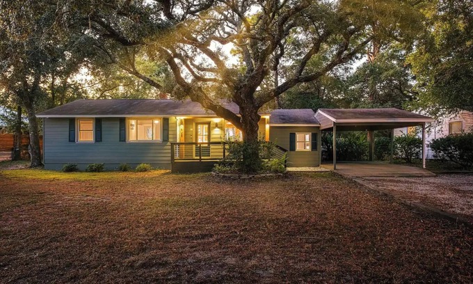 Fort Walton Beach Cottage | Charming 4-bedroom + movie room cottage, 3 blocks to the beach, 16 min to Destin