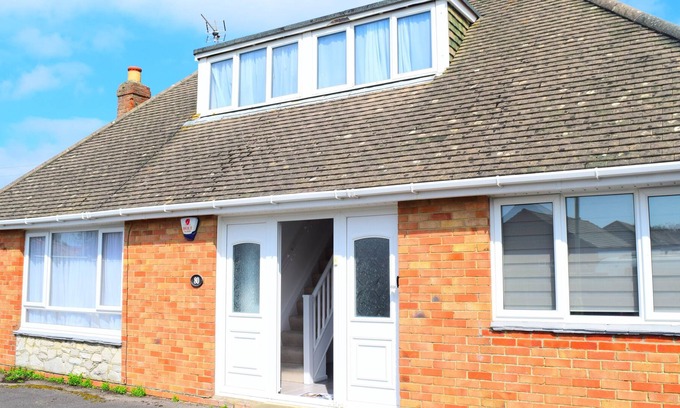 South Hayling Cottage | Charming 4-Bed Cottage in Hayling Island - Hot Tub